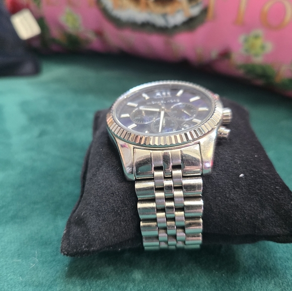 Micheal kors Silverstone oversized runway watch - Picture 5 of 6